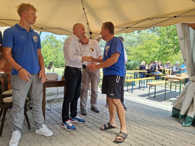 Bürgermeister_gratuliert_dem_Fischerkönig
